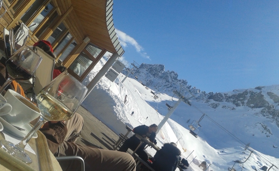 Relaxácia po lyžovaní s výhľadom na Dolomity