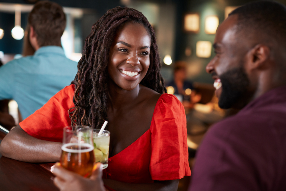 Jděte na rande do baru, ale pozor, ať to nepřeženete s alkoholem
